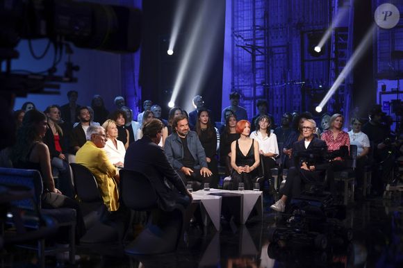 Exclusif - Claire Chazal, André Manoukian, Natasha St Pier, Alain Chamfort lors de l'enregistrement de l'émission Le Grand Echiquier - Spécial Claude François présentée par C.Chazal et A.Manoukian et diffusée le 13 janvier sur France, à l'Opéra royal du château de Versailles, accompagné par l'Orchestre de l'Opéra Royal à Versailles, France, le 16 septembre 2025. © Jack Tribeca/Bestimage