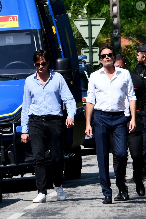 Un duo très soudé !

Anthony Delon et son demi-frère Alain-Fabien découvrent les hommages devant les grilles de la propriété de Douchy, quelques heures avant les obsèques de leur père, A.Delon, le 24 août 2024. © Agence / Bestimage