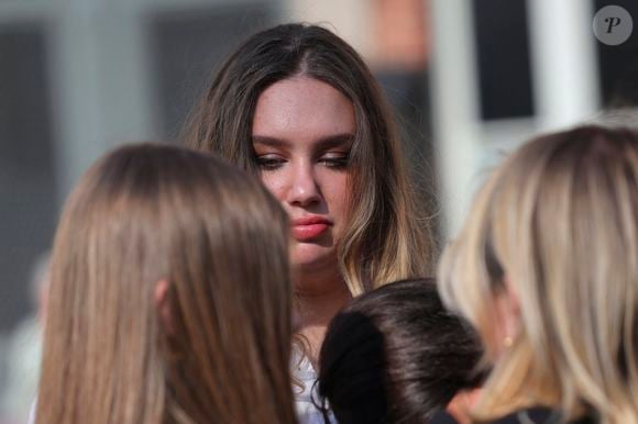 Milla Savarese, la fille unique d'E.Dequenne - 300 personnes réunies pour rendre hommage à Emilie Dequenne dans sa ville de Chièvres (Belgique), le 9 avril 2025, quelques semaines après son décès prématuré, survenu le 16 mars 2025. Une plaque commémorative a été installée dans la salle des Pas Perdus de l'hôtel de ville, renommée "Espace Émilie Dequenne". La famille de la comédienne a lancé un appel aux dons pour soutenir la lutte contre le cancer. Photonews / Bestimage