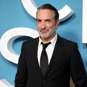 "Je l’ai croisé, on a échangé. Il est très sympa. Ses vidéos sont bien dans l’esprit de la série initiale. Il a les références. Je lui souhaite le meilleur. Je trouve ça très bien qu’Un gars, une fille fasse des petits", a confié Jean Dujardin.

Jean Dujardin - Press room de la 51ème cérémonie des César, à l'Olympia. Paris, le 26 février 2026. © Dominique Jacovides/Bestimage