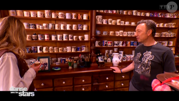 l'impressionnante collection de mugs royaux de Stéphane Bern.

Stéphane Bern ouvre les portes de sa demeure dans le Perche et dévoile son impressionnantes collection de mugs royaux pour les caméras de "Danse avec les Stars" sur TF1 lors du prime du vendredi 13 février 2026