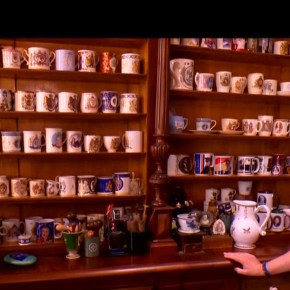 l'impressionnante collection de mugs royaux de Stéphane Bern.

Stéphane Bern ouvre les portes de sa demeure dans le Perche et dévoile son impressionnantes collection de mugs royaux pour les caméras de "Danse avec les Stars" sur TF1 lors du prime du vendredi 13 février 2026