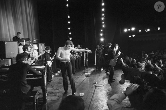 Archives - En France, à Paris, lors de l'émission "Musicorama", Johnny Hallyday sur la scène de l'Olympia. Le 19 octobre 1966. © Bernard Leguay via Bestimage