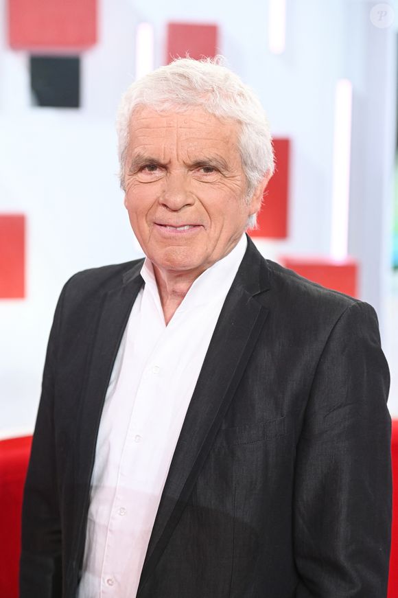 Fait rare, elle sera accompagnée de l'homme qui partage sa vie, le journaliste Claude Sérillon.

Exclusif - Claude Serillon lors de l'enregistrement de l'émission Vivement dimanche au studio Rive gauche, présentée par M.Drucker, diffusée sur France 3 le 17 mai 2026, à Paris, France, le 21 avril 2026. © Guillaume Gaffiot/Bestimage