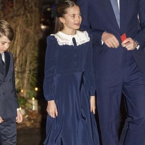 "L’amour et la connexion à travers la musique", a commenté la princesse de Galles en légende de cette séquence suspendue qui a touché le public bien au-delà du cadre royal.

Le prince William (Le prince William, prince de Galles), le prince de Galles, Catherine, princesse de Galles (Catherine "Kate" Middleton, princesse de Galles), le prince George (Le prince George de Galles), le prince Louis (Le prince Louis de Galles) et la princesse Charlotte (La princesse Charlotte de Galles) assistent à la cérémonie de chants "Together At Christmas" à l'abbaye de Westminster. @Backgrid UK/ Bestimage