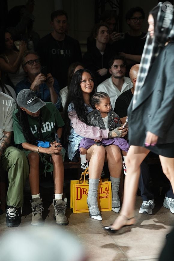 Rihanna en Front Row du défilé AWGE "Collection Homme Prêt-à-Porter Printemps/Eté 2026" lors de la Fashion Week de Paris (PFW) Backgrid UK/ Bestimage