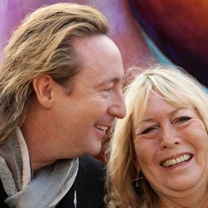 Julian et Cynthia Lennon devant un monument européen dédié à la mémoire de John Lennon à Liverpool, au Royaume-Uni, le 9 octobre 2010. L'inauguration de ce monument de dix-huit pieds, intitulé Peace and Harmony, a été célébrée le jour du 70e anniversaire de John Lennon. Photo par Dave Thompson/PA Photos/ABACAPRESS.COM