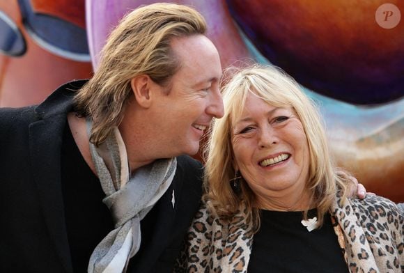 Julian et Cynthia Lennon devant un monument européen dédié à la mémoire de John Lennon à Liverpool, au Royaume-Uni, le 9 octobre 2010. L'inauguration de ce monument de dix-huit pieds, intitulé Peace and Harmony, a été célébrée le jour du 70e anniversaire de John Lennon. Photo par Dave Thompson/PA Photos/ABACAPRESS.COM