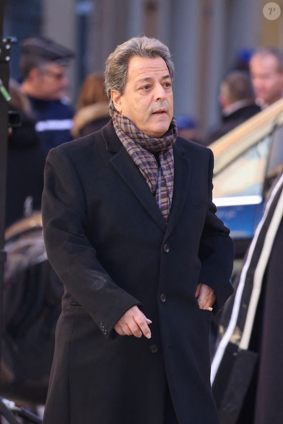 Chico Bouchikhi - Arrivées aux obsèques de Brigitte Bardot en l'église Paroissiale Notre-Dame-de-l'Assomption de Saint-Tropez, France, le 7 janvier 2026.  Brigitte Bardot, figure emblématique du cinéma français et icône internationale, est décédée le 28 décembre 2025 à l'âge de 91 ans dans sa mythique propriété de La Madrague, à Saint-Tropez (France). Révélée au monde entier par son rôle dans "Et Dieu... créa la femme", elle avait contribué à faire de Saint-Tropez un lieu mondialement connu. L'actrice sera inhumée le 7 janvier 2026 au cimetière marin de Saint-Tropez, aux côtés de son père Louis Bardot (1896-1975) et de sa mère Anne-Marie Mucel (1912-1978). Une cérémonie religieuse se tiendra auparavant dans l'église de Saint-Tropez, où proches, personnalités et anonymes pourront lui rendre un dernier hommage. © Jacovides-Moreau/Bestimage