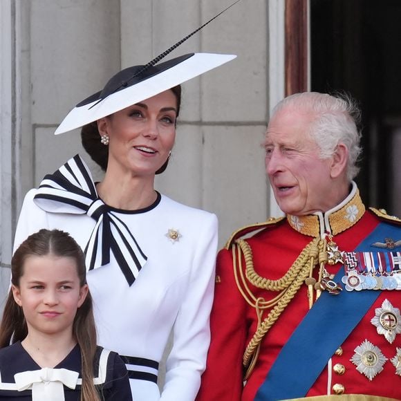 Entre Kate Middleton et le roi Charles III, la complicité ne fait aucun doute
La princesse Charlotte, Catherine Kate Middleton, princesse de Galles, le roi Charles III d'Angleterre - Les membres de la famille royale britannique au balcon du Palais de Buckingham lors de la parade militaire "Trooping the Colour" à Londres 

© Julien Burton / Bestimage