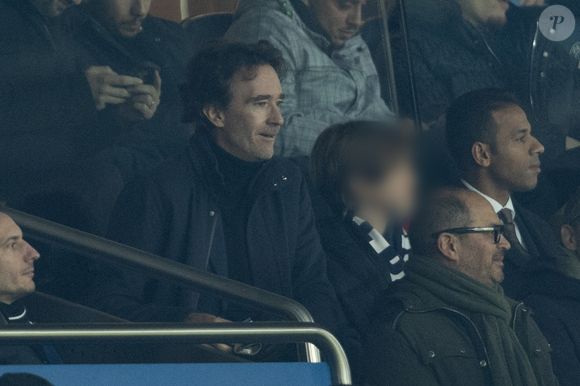 Antoine Arnault et son fils Maxim - Célébrités dans les tribunes lors du match de Ligue des Champions entre le Paris Saint Germain contre Tottenham Hotspur Football Club (5-3) au Parc des Princes à Paris le 26 novembre 2025. © Cyril Moreau/Bestimage