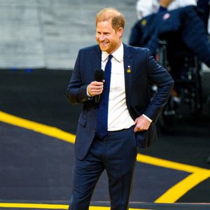 Néanmoins, pour l'heure, aucune piste concrète ne semble avoir été validée.

Le prince Harry assiste à la cérémonie d'ouverture des "Invictus Games Vancouver Whistler 2025" au Canada, le 8 février 2025.

Photo : Backgrid USA / Bestimage