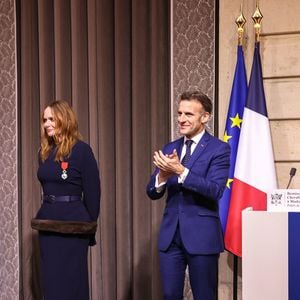Stella McCartney, Emmanuel Macron - La créatrice S.McCartney est faite Chevalier de la Légion d'honneur par le président français E.Macron au palais de l'Elysée à Paris, le 5 mars 2026, lors de la Fashion Week à Paris. Cette distinction salue son parcours ainsi que son engagement dans l'univers de la création et de la mode.

BFA.com / Backgrid USA / Bestimage