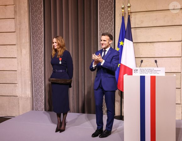 Stella McCartney, Emmanuel Macron - La créatrice S.McCartney est faite Chevalier de la Légion d'honneur par le président français E.Macron au palais de l'Elysée à Paris, le 5 mars 2026, lors de la Fashion Week à Paris. Cette distinction salue son parcours ainsi que son engagement dans l'univers de la création et de la mode.

BFA.com / Backgrid USA / Bestimage