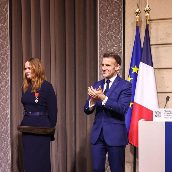 Stella McCartney, Emmanuel Macron - La créatrice S.McCartney est faite Chevalier de la Légion d'honneur par le président français E.Macron au palais de l'Elysée à Paris, le 5 mars 2026, lors de la Fashion Week à Paris. Cette distinction salue son parcours ainsi que son engagement dans l'univers de la création et de la mode.

BFA.com / Backgrid USA / Bestimage