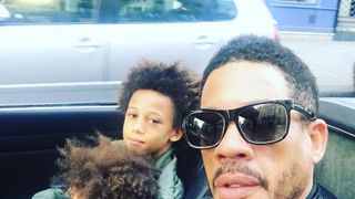 JoeyStarr pose avec l'un de ses trois fils : Khalil fête ses 18 ans aujourd'hui et il dépasse son papa