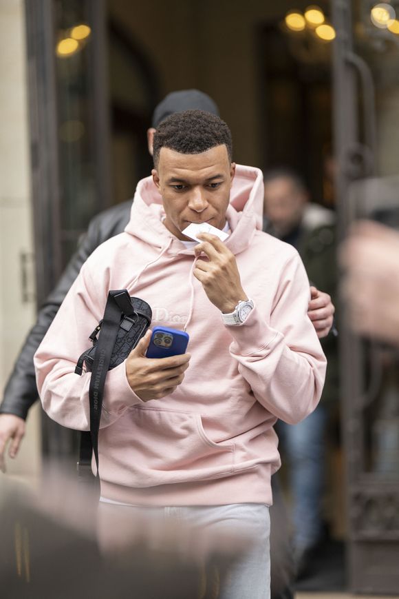 Pour commencer cette nouvelle vie en Espagne, il a acheté une luxueuse maison dans le quartier très huppé de La Finca.

Kylian Mbappé quitte l'hôtel Royal Monceau, lors de la Fashion Week à Paris (PFW), le 6 mars 2026.
© Yehiel Chekroune / Bestimage