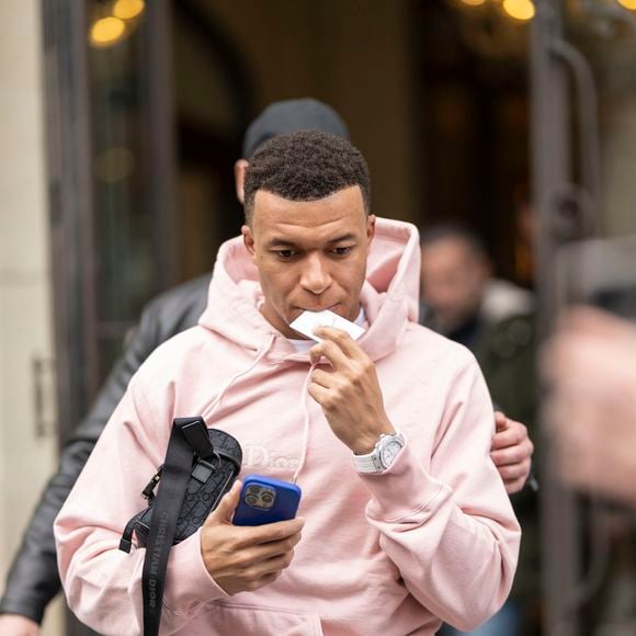 Pour commencer cette nouvelle vie en Espagne, il a acheté une luxueuse maison dans le quartier très huppé de La Finca.

Kylian Mbappé quitte l'hôtel Royal Monceau, lors de la Fashion Week à Paris (PFW), le 6 mars 2026.
© Yehiel Chekroune / Bestimage