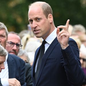 Le prince William, prince de Galles, et Catherine (Kate) Middleton, princesse de Galles regardent les hommages floraux laissés par les membres du public aux portes de Sandringham House à Norfolk, Royaume Uni, le 15 septembre 2022, après la mort de la reine Elisabeth II. AGENCE / BESTIMAGE