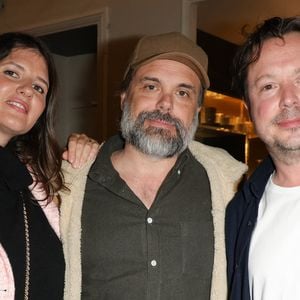 Romain Sardou, sa compagne Kym Thiriot et Davy Sardou lors de la générale de la pièce "Amis pour la vie" au théâtre de l'Oeuvre à Paris le 24 avril 2025. © Coadic Guirec / Bestimage