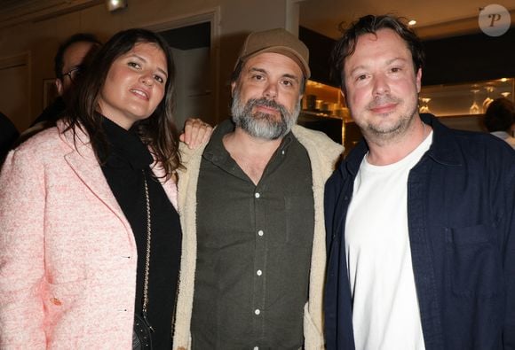 Romain Sardou, sa compagne Kym Thiriot et Davy Sardou lors de la générale de la pièce "Amis pour la vie" au théâtre de l'Oeuvre à Paris le 24 avril 2025. © Coadic Guirec / Bestimage