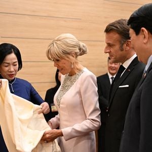Le président français E. Macron et sa femme B. Macron, aux côtés de son homologue vietnamien Luong Cuong avec sa femme Nguyen Thi Minh Nguyet, lors d'un dîner d'État au Centre international des congrès de Hanoi, au Vietnam, le 26 mai 2025. © Jeanne Accorsini / Pool / Bestimage