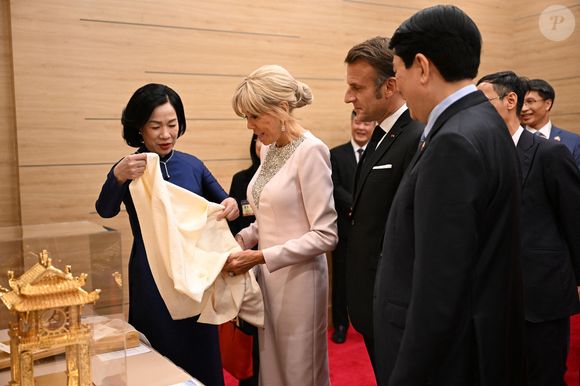 Le président français E. Macron et sa femme B. Macron, aux côtés de son homologue vietnamien Luong Cuong avec sa femme Nguyen Thi Minh Nguyet, lors d'un dîner d'État au Centre international des congrès de Hanoi, au Vietnam, le 26 mai 2025. © Jeanne Accorsini / Pool / Bestimage