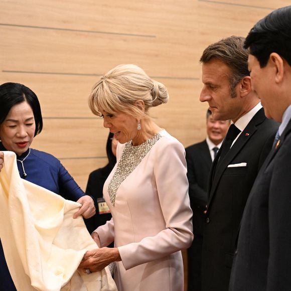 Le président français E. Macron et sa femme B. Macron, aux côtés de son homologue vietnamien Luong Cuong avec sa femme Nguyen Thi Minh Nguyet, lors d'un dîner d'État au Centre international des congrès de Hanoi, au Vietnam, le 26 mai 2025. © Jeanne Accorsini / Pool / Bestimage