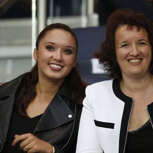 Sa fille Alice, 30 ans, n'a pas choisi la voie de l'humour comme sa mère mais plutôt celle de la mode...

Anne Roumanoff et sa fille Alice Vaillant au match de football PSG-GFC Ajaccio lors de la 2ème journée de la Ligue 1 au Parc des Princes à Paris, le 16 août 2015. © Marc Ausset Lacroix / Bestimage
