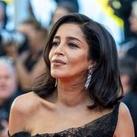 Festival de Cannes 2026 : Leïla Bekhti adopte la petite robe noire et contourne le règlement, en hommage à un grand homme