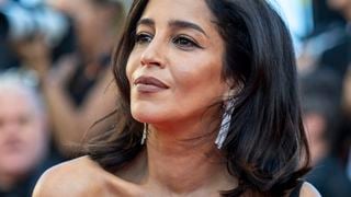 Festival de Cannes 2026 : Leïla Bekhti adopte la petite robe noire et contourne le règlement, en hommage à un grand homme