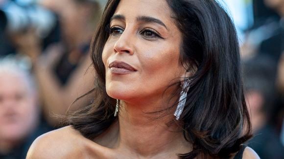 Festival de Cannes 2026 : Leïla Bekhti adopte la petite robe noire et contourne le règlement, en hommage à un grand homme