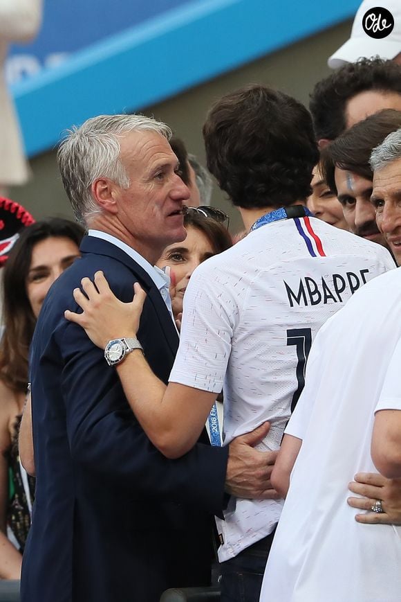 Didier Deschamps et son fils Dylan sous le regard de Nagui à la fin de France-Argentine en 8e de finale de la Coupe du monde de football le 30 juin 2018 à Kazan en Russie. © Cyril Moreau/Bestimage