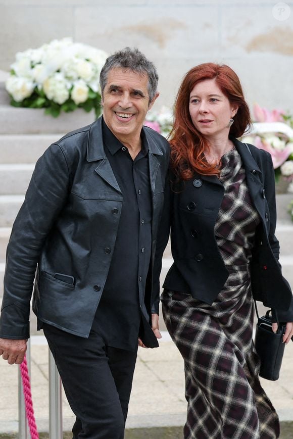 Julien Clerc et sa compagne Hélène Grémillon - Sortie des obsèques de l'auteure-compositrice-interprète et actrice française Françoise Hardy au crématorium du cimetière du Père-Lachaise à Paris, France, le 20 juin 2024. © Jacovides-Moreau/Bestimage