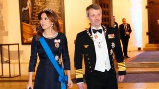 Mary de Danemark : élégante, elle porte un bijou chargé d'histoire lors d'une visite d'État importante