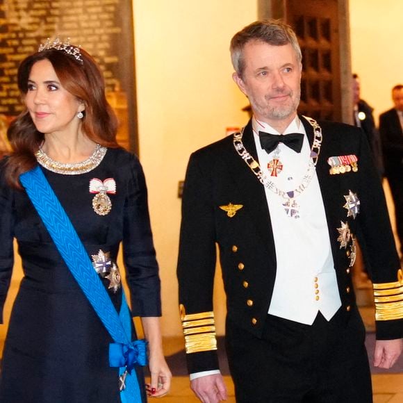 Mary de Danemark : élégante, elle porte un bijou chargé d'histoire lors d'une visite d'État importante