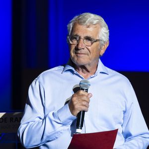 D'autant que le festival de Ramatuelle fêtait ses 40 ans cet été. Pour l'occasion, Michel Boujenah, directeur artistique, avait réservé de belles surprises aux spectateurs.

Michel Boujenah lors du spectacle d'Eric Dupond-Moretti "J'ai dit oui" au théâtre de Verdure lors du 41ème Festival de Ramatuelle, le 4 août 2025. 

© Cyril Bruneau / Festival de Ramatuelle / Bestimage