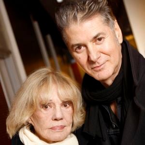 Comme l'actrice Jeanne Moreau.

Etienne Daho et Jeanne Moreau posant lors d'une séance de portrait à Paris, France, novembre 2010. Photo par VIM/ABACAPRESS.COM