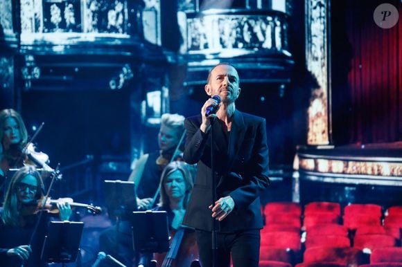 Calogero lors de l'enregistrement de l'émission "Serge Lama, le dernier rappel" présentée par F. Bollaert, diffusée le vendredi 21 novembre 2025 sur France 3 à 21h10, au théâtre Marigny à Paris, France, le 29 avril 2025. © Clovis-Moreau/Bestimage