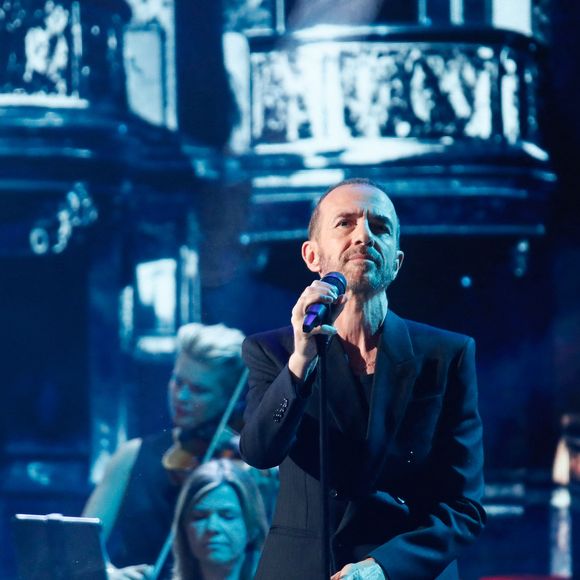 Calogero lors de l'enregistrement de l'émission "Serge Lama, le dernier rappel" présentée par F. Bollaert, diffusée le vendredi 21 novembre 2025 sur France 3 à 21h10, au théâtre Marigny à Paris, France, le 29 avril 2025. © Clovis-Moreau/Bestimage