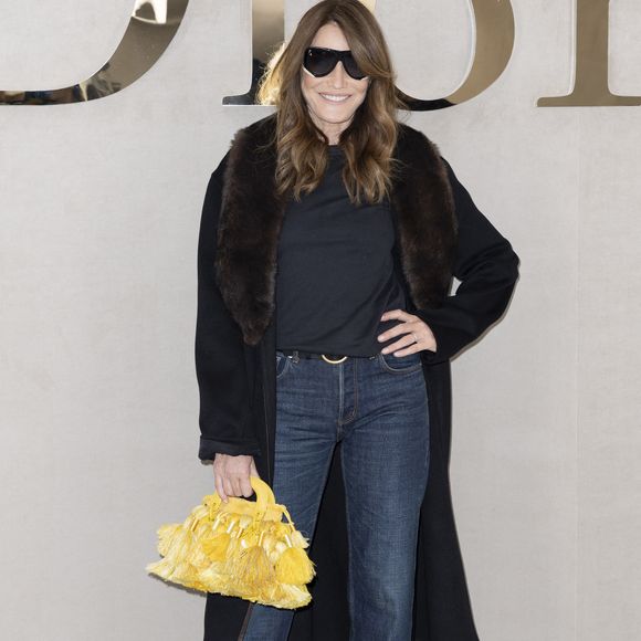 Carla Bruni au photocall au défilé Christian Dior Collection Femme Prêt-à-Porter Printemps/Eté 2026 lors de la Fashion Week de Paris (PFW), dans le Jardin des Tuileries, à Paris, France, le 1er octobre 2025. © Olivier Borde/Bestimage
