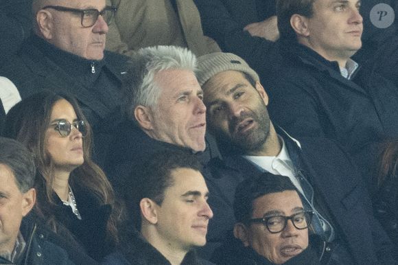Emmanuel Virot et Ycare - Célébrités dans les tribunes lors du match de Ligue des Champions entre le Paris Saint Germain contre Tottenham Hotspur Football Club (5-3) au Parc des Princes à Paris le 26 novembre 2025. © Cyril Moreau/Bestimage
