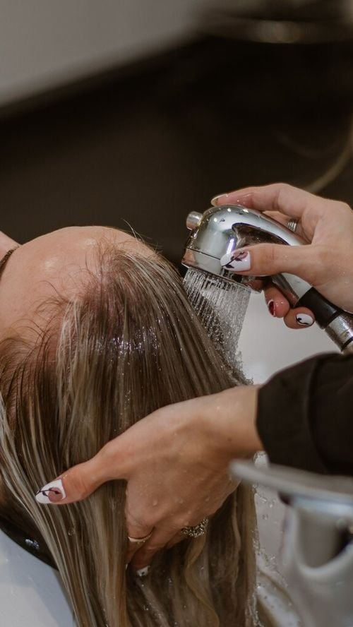 "Utiliser un après-shampoing avant le shampoing est bénéfique"