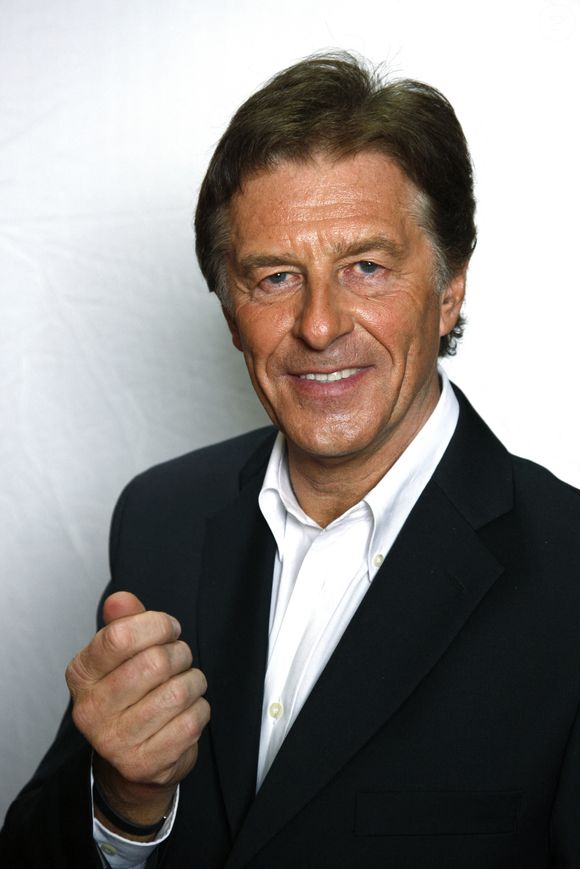 Le présentateur de télévision français Henri Sannier pose à Paris, France, en janvier 2009. Photo by Vim/ABACAPRESS.COM