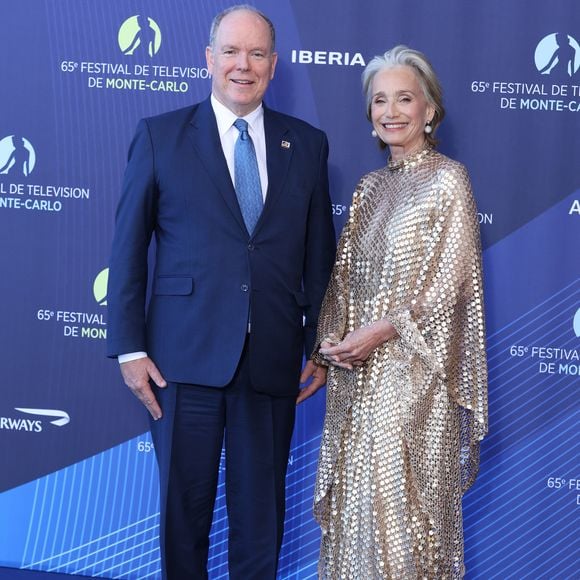 Le prince Albert II de Monaco et Dame Kristin Scott Thomas - Séance photo lors de la cérémonie d'ouverture de la 65e édition du Festival TV de Monte-Carlo, le 12 juin 2026
 © Denis Guignebourg / Bestimage