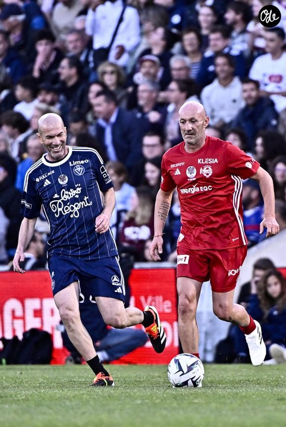 Les bleus se rassembleront dès le mois de septembre prochain pour entamer ce nouveau chapitre palpitant de leur histoire. Le premier grand frisson de cette ère inédite est programmé pour le 25 septembre. 

Zinedine Zidane, Fabien Barthez - A l’occasion des 100 ans du parc Lescure, Bordeaux accueille au stade Chaban-Delmas un match de gala opposant les gloires des Girondins de Bordeaux au Variétés Club de France le mardi 14 mai 2024.