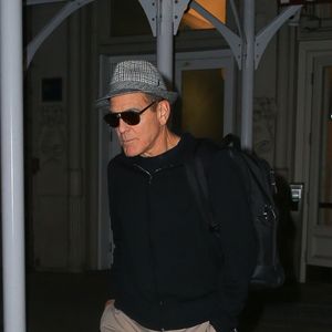 Exit les cheveux poivre et sel... Désormais, le BFF de Brad Pitt arbore des cheveux bruns cuivrés. C'est ainsi qu'il a été vu dans les rues new-yorkaises en ce début de semaine...


New York, NY - George Clooney a été aperçu dans la ville de New York, gardant un profil bas pendant sa sortie. (Backgrid USA / Bestimage).
