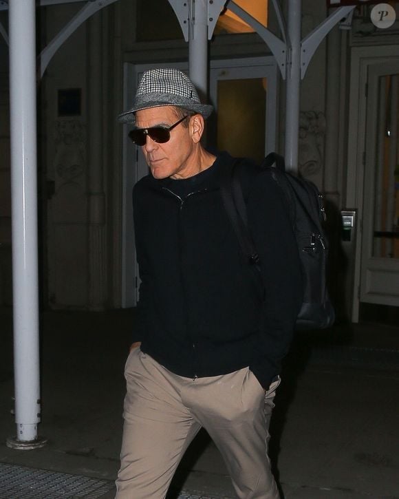 Exit les cheveux poivre et sel... Désormais, le BFF de Brad Pitt arbore des cheveux bruns cuivrés. C'est ainsi qu'il a été vu dans les rues new-yorkaises en ce début de semaine...


New York, NY - George Clooney a été aperçu dans la ville de New York, gardant un profil bas pendant sa sortie. (Backgrid USA / Bestimage).