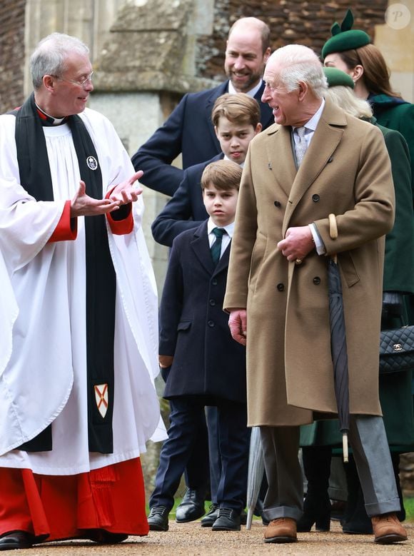 Le 25 décembre, le roi Charles et ses proches ont d'ailleurs participé à la traditionnelle messe de Noël, organisée à l'église Sainte-Marie-Madeleine... Et la foule est autorisée à les saluer au cours de leur promenade !

Prince Louis, Prince George, Le prince William, prince de Galles, Le roi Charles III d'Angleterre - La famille royale britannique se rend à la messe de Noël à Sandringham le 25 décembre 2024.