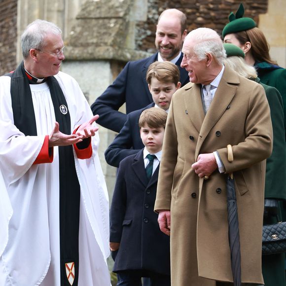 Le 25 décembre, le roi Charles et ses proches ont d'ailleurs participé à la traditionnelle messe de Noël, organisée à l'église Sainte-Marie-Madeleine... Et la foule est autorisée à les saluer au cours de leur promenade !

Prince Louis, Prince George, Le prince William, prince de Galles, Le roi Charles III d'Angleterre - La famille royale britannique se rend à la messe de Noël à Sandringham le 25 décembre 2024.